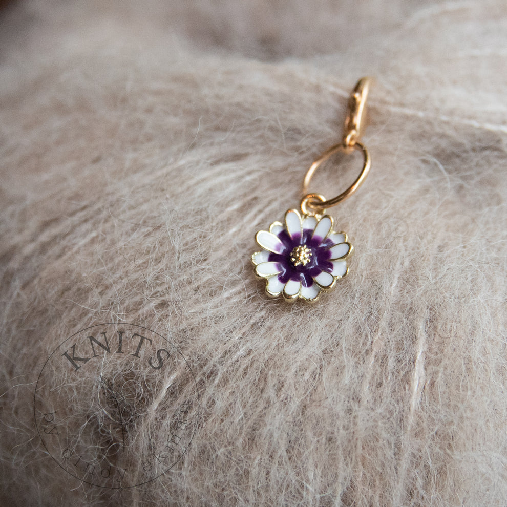 Kuvassa on KNITS by Cindy Ekman silmukkamerkki (lilac lily).