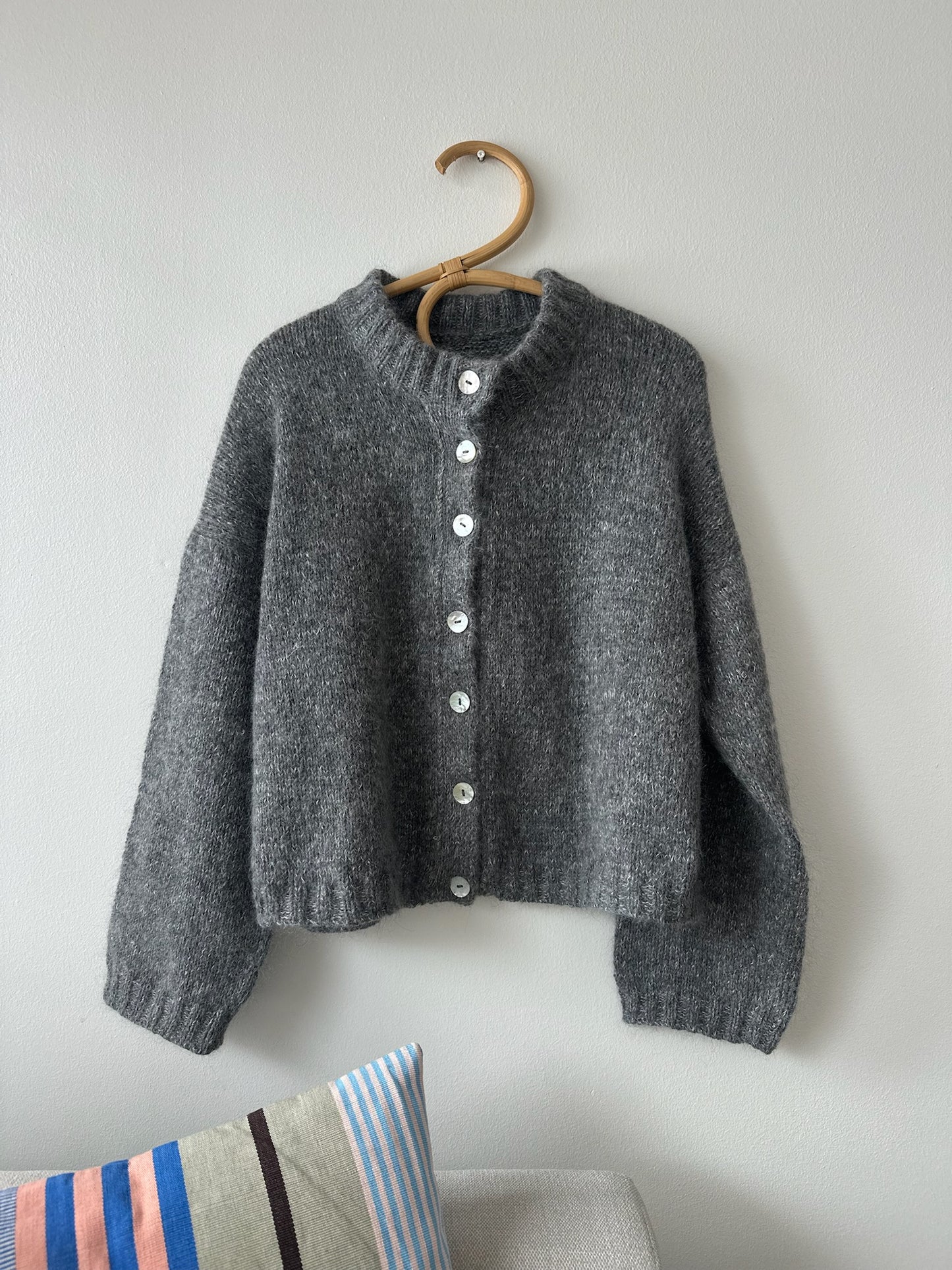 Kuvassa on Knitters & Friends Hanni Cardigan -neuleohje (pattern).