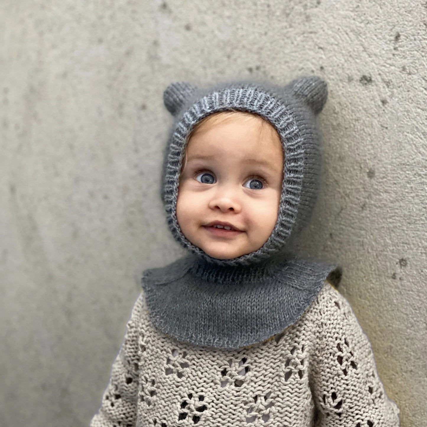 Kuvassa on Knitting for Olive (KFO) Baby Bear Balaclava -neuleohje (pattern).
