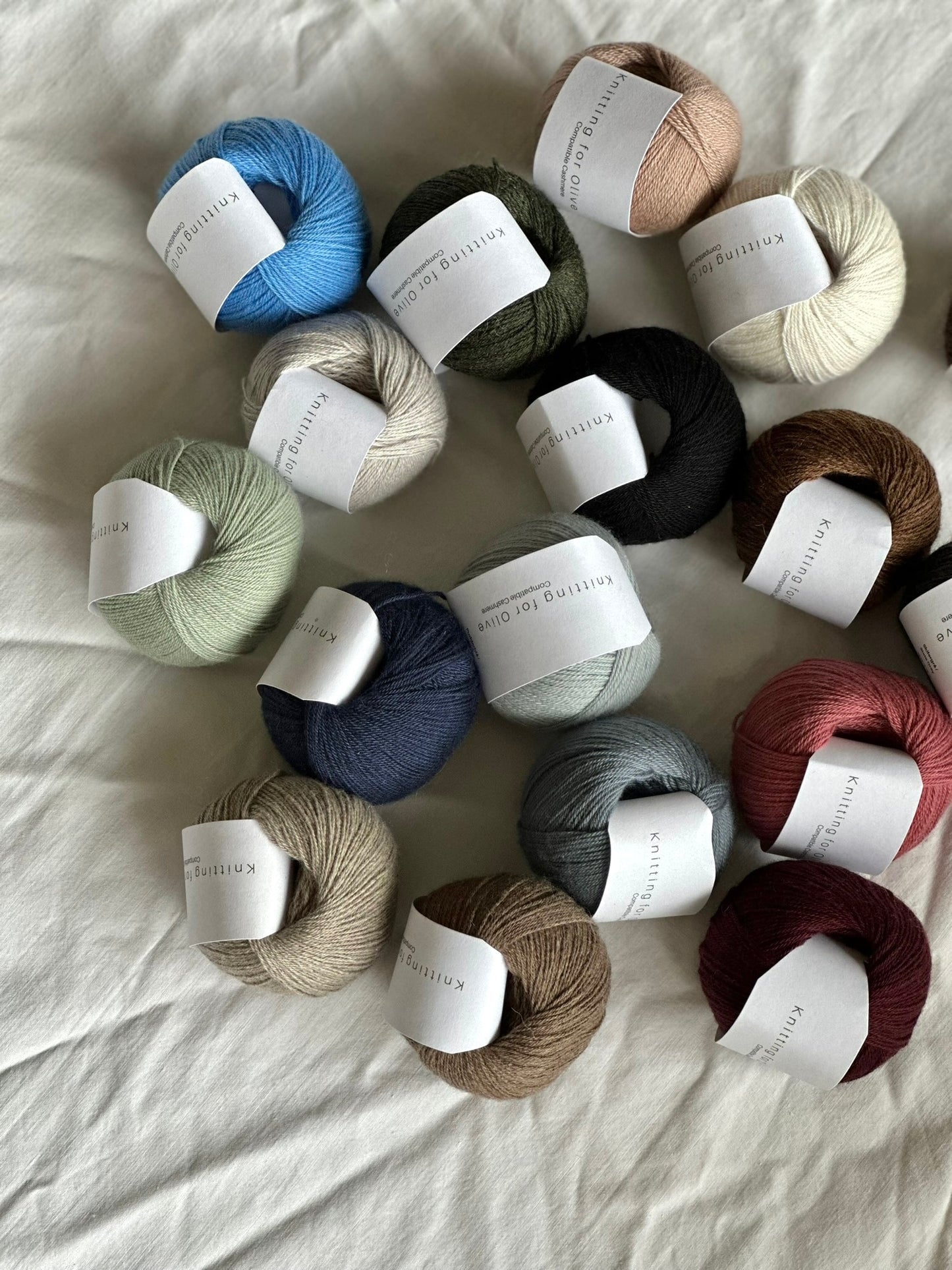 Kuvassa on Knitting for Olive Compatible Cashmere -langat (yarn).