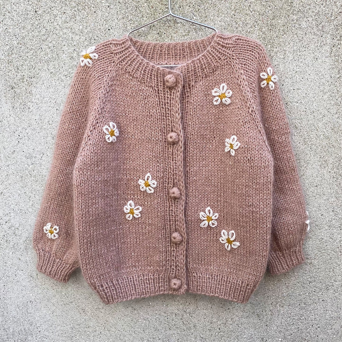 Kuvassa on Knitting for Olive (KFO) Daisy Cardigan -neuleohje (pattern).