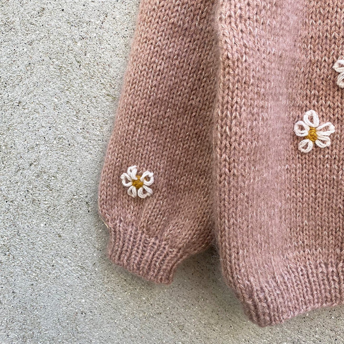 Kuvassa on Knitting for Olive (KFO) Daisy Cardigan -neuleohje (pattern).
