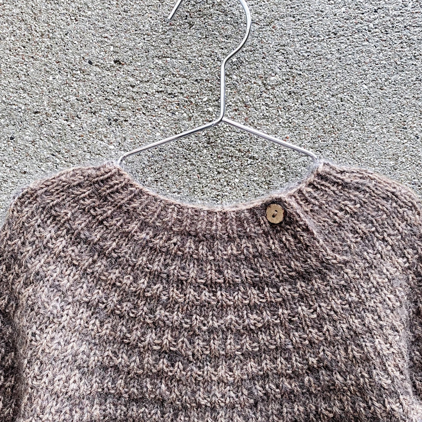 Kuvassa on Knitting for Olive (KFO) Elmer Sweater -neuleohje (pattern).