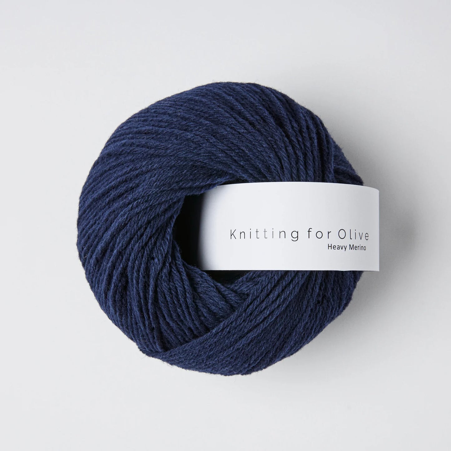 Kuvassa on Knitting for Olive Heavy Merino -lanka (yarn) värissä Navy Blue.