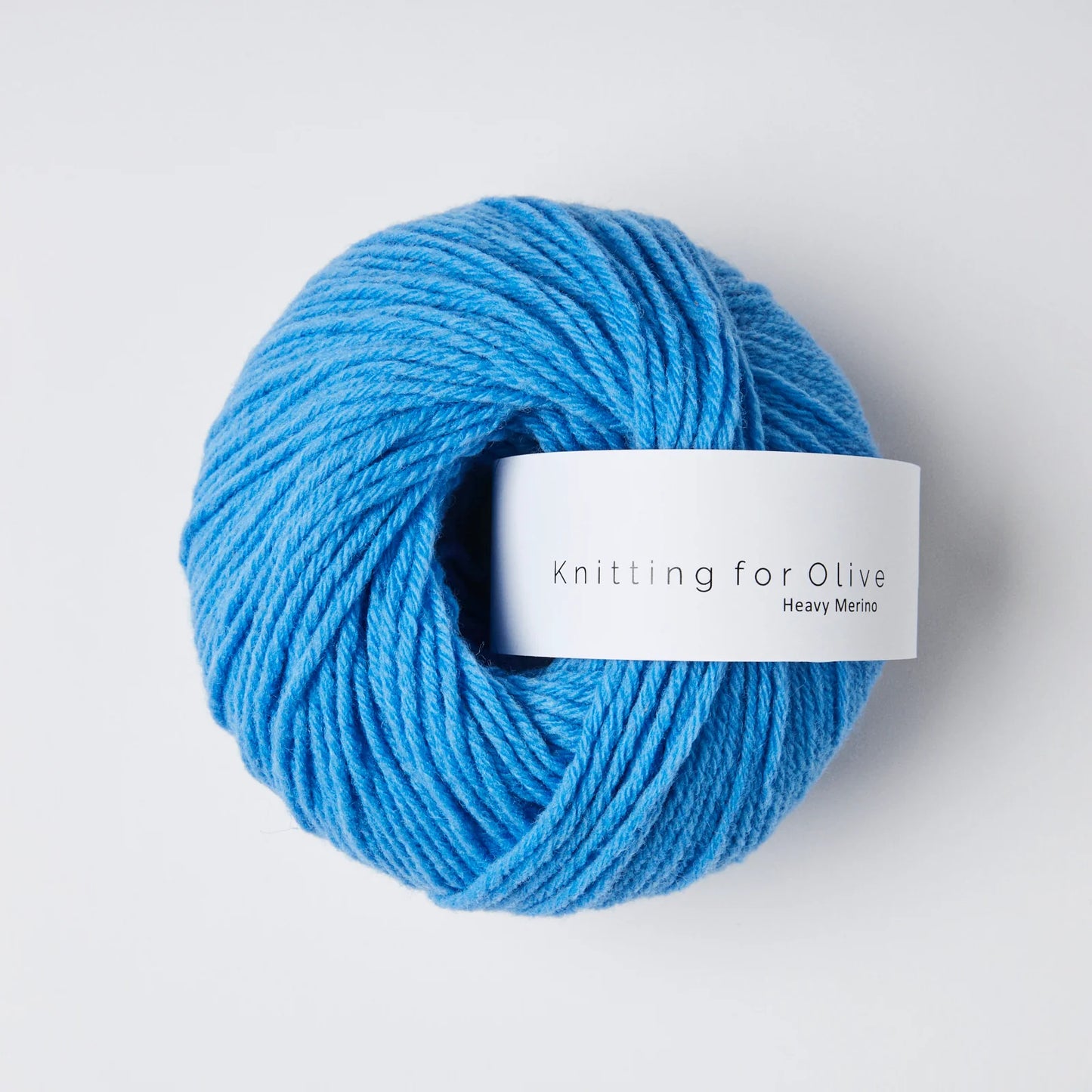 Kuvassa on Knitting for Olive Heavy Merino -lanka (yarn) värissä Poppy Blue.