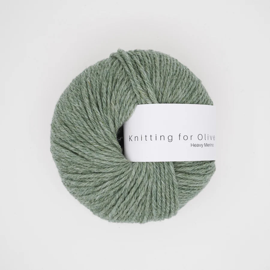 Kuvassa on Knitting for Olive Heavy Merino -lanka (yarn) värissä Eucalyptus.