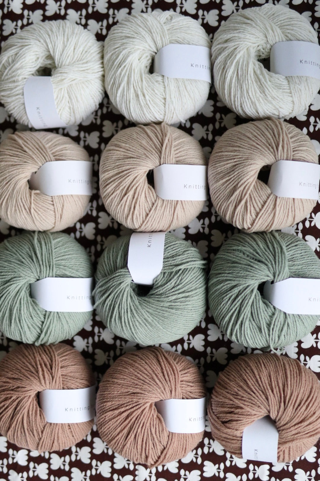 Kuvassa on Knitting for Olive Heavy Merino -lankoja.