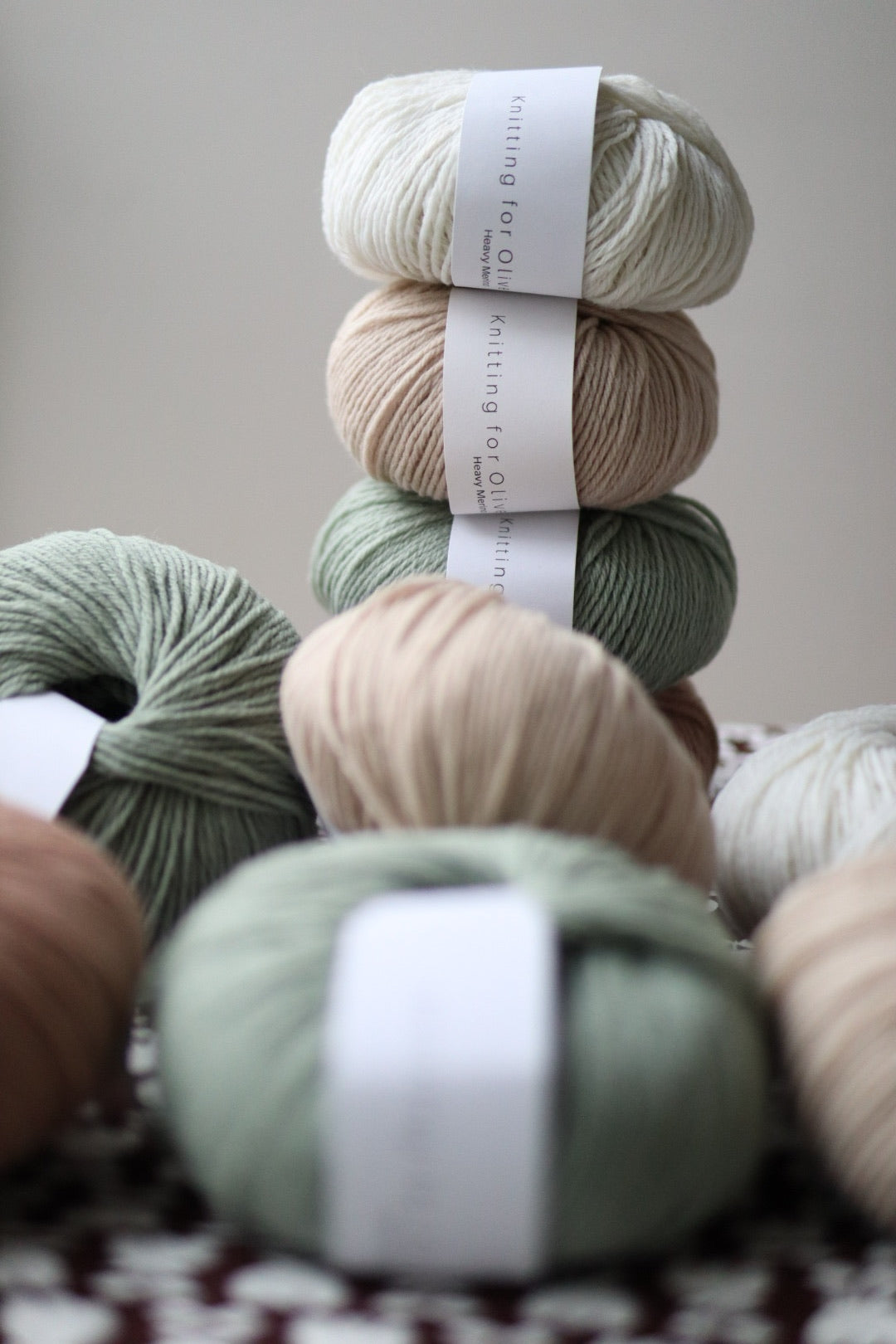 Kuvassa on Knitting for Olive Heavy Merino -lankoja.