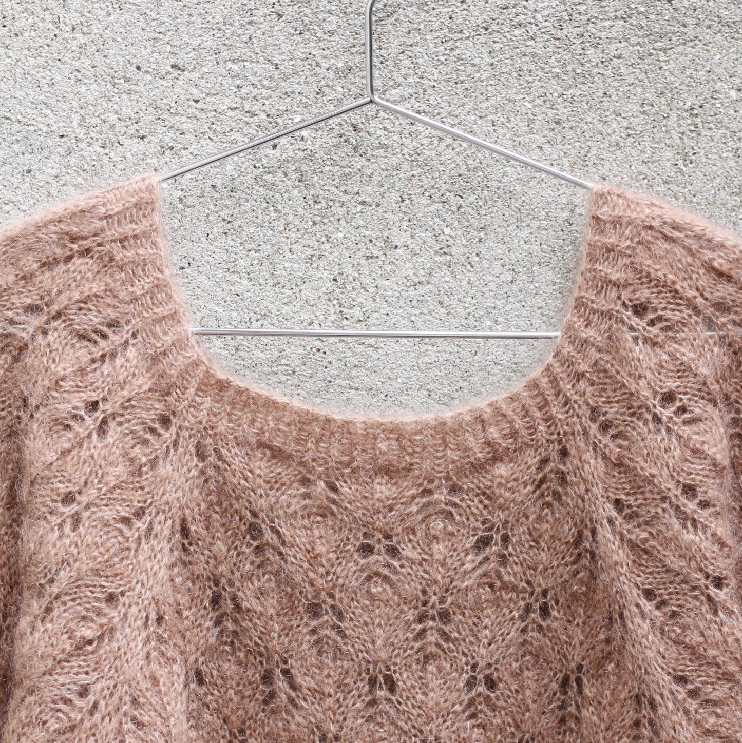 Kuvassa on Knitting for Olive (KFO) Isolde Blouse -neuleohje (pattern).