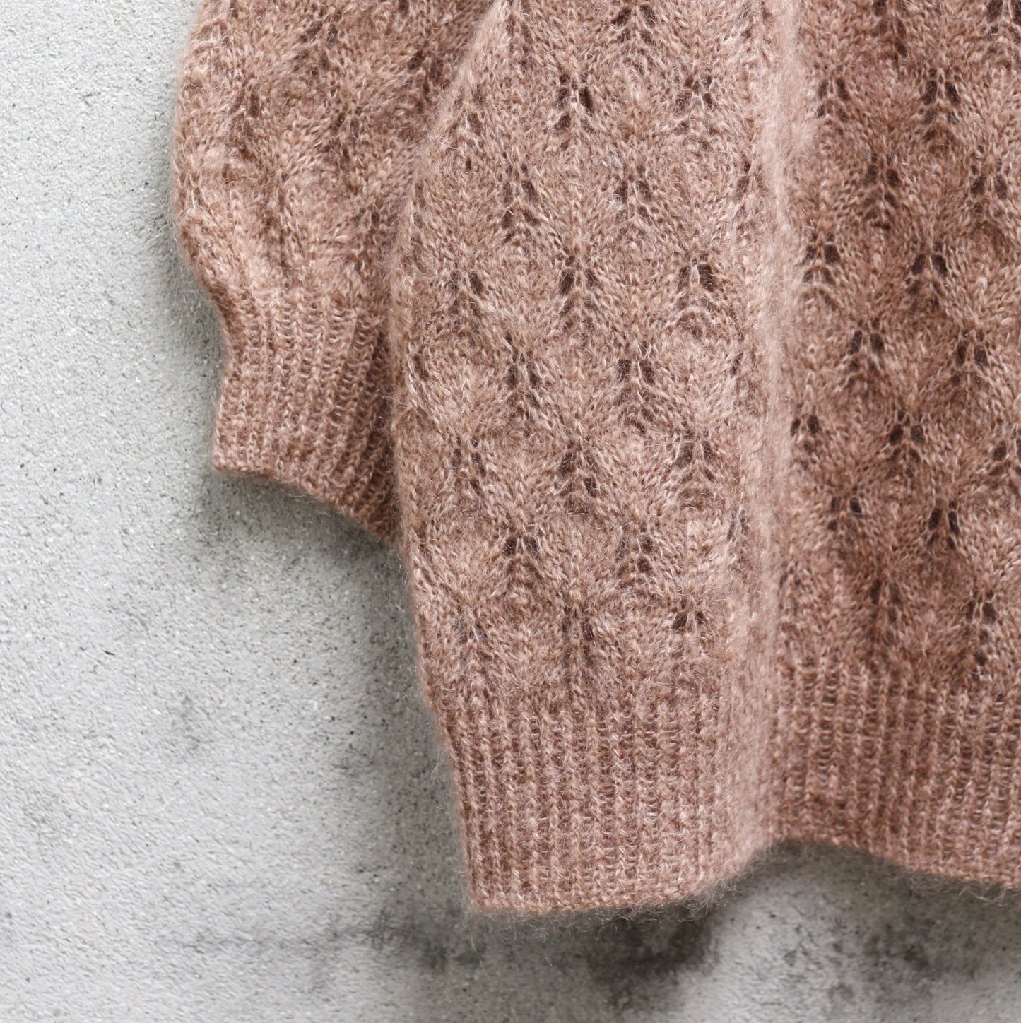 Kuvassa on Knitting for Olive (KFO) Isolde Blouse -neuleohje (pattern).