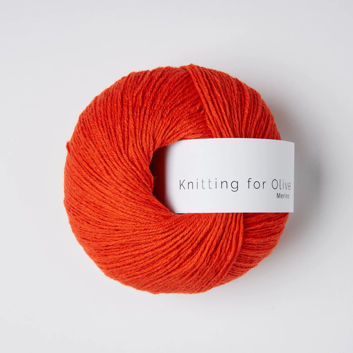 Kuvassa on Knitting for Olive Merino -lanka (yarn) värissä Blood Orange.