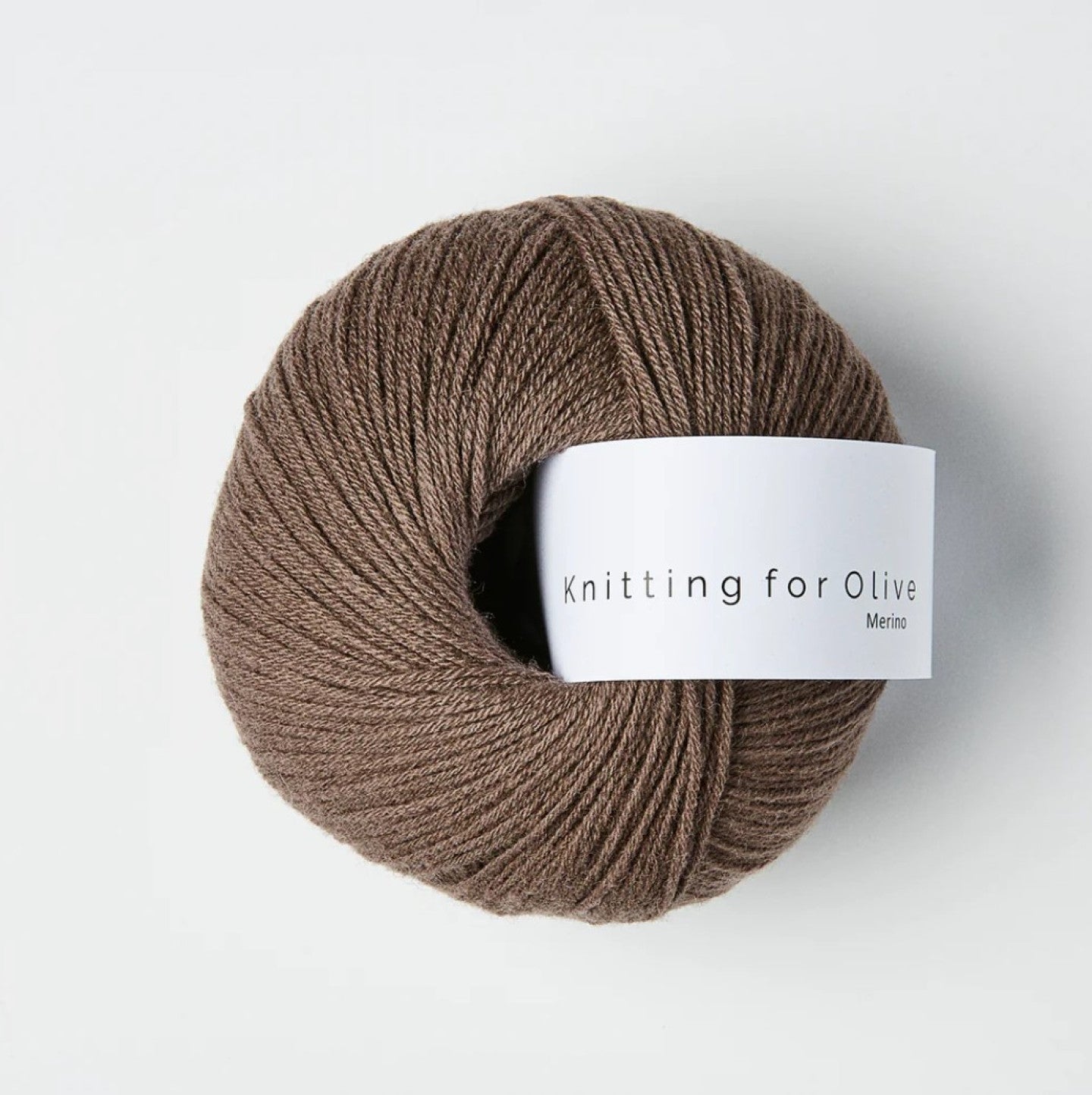Kuvassa on Knitting for Olive Merino -lanka värissä Plum Clay.