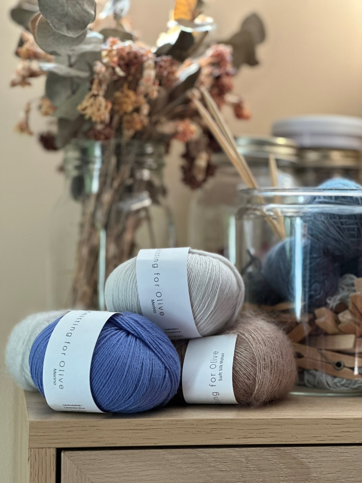 Kuvassa on Knitting for Olive Merino -lankoja (yarn).