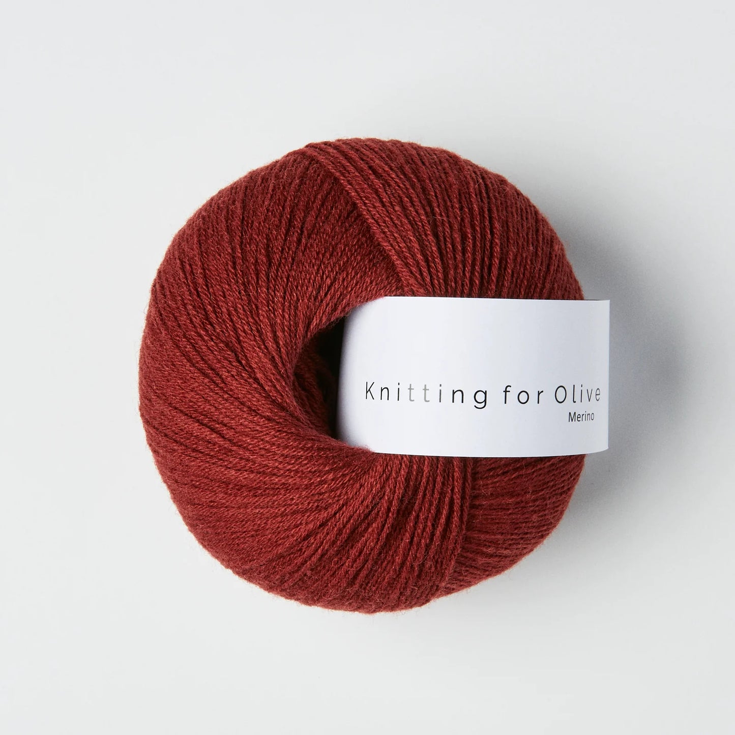 Kuvassa on Knitting for Olive Merino -lanka (yarn) värissä Claret.