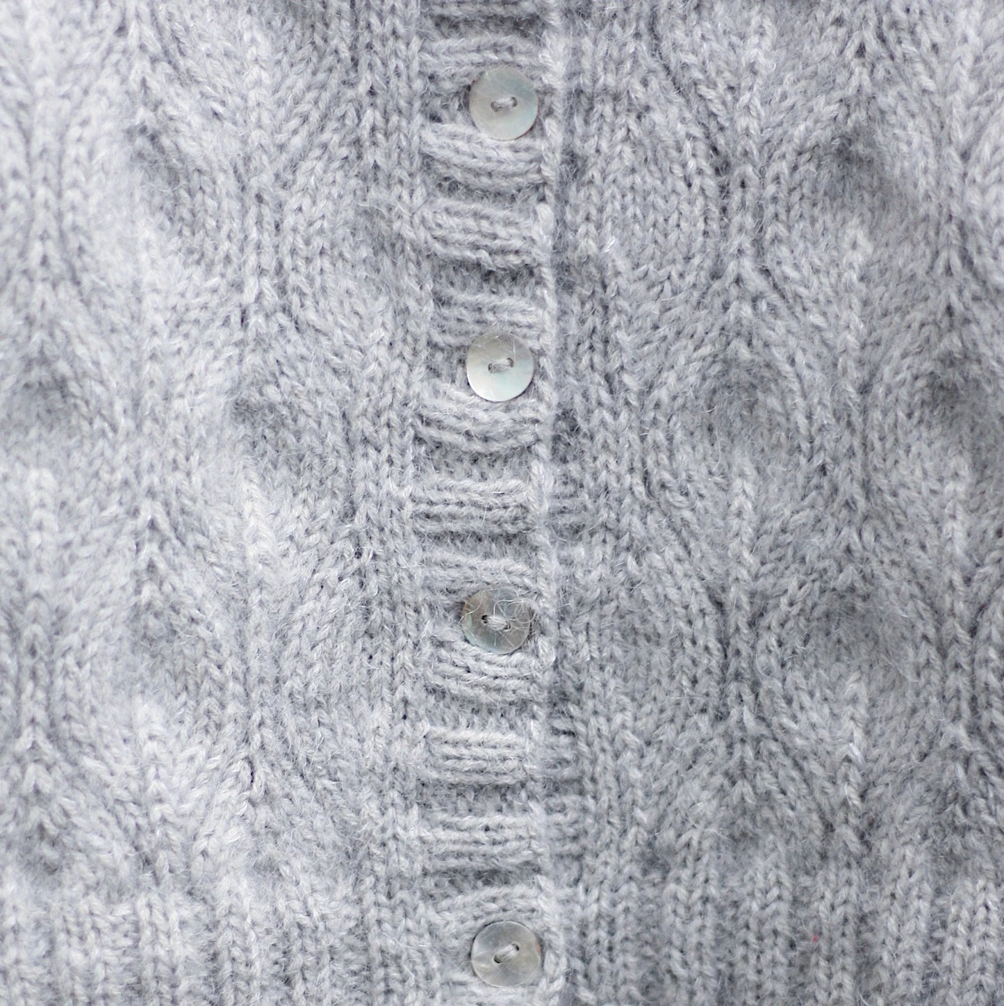 Kuvassa on Knitting for Olive (KFO) Olive Cardigan Kids -neuleohje (pattern).
