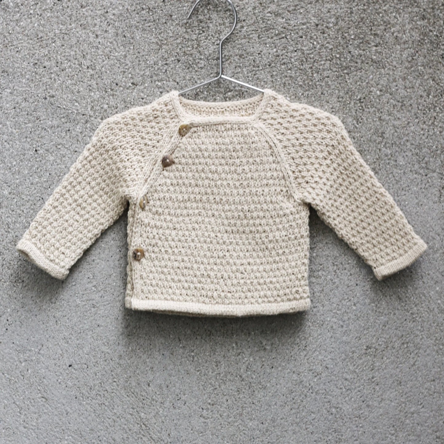 Kuvassa on Knitting for Olive (KFO) Olive Oat Wrap -neuleohje (pattern).