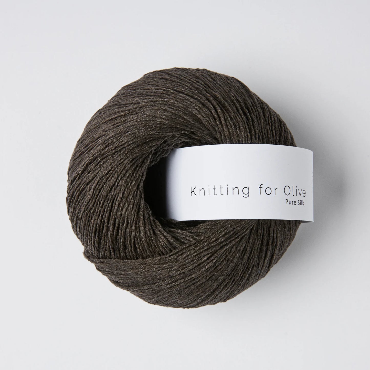 Kuvassa on Knitting for Olive Pure Silk -lanka värissä Brown Bear.