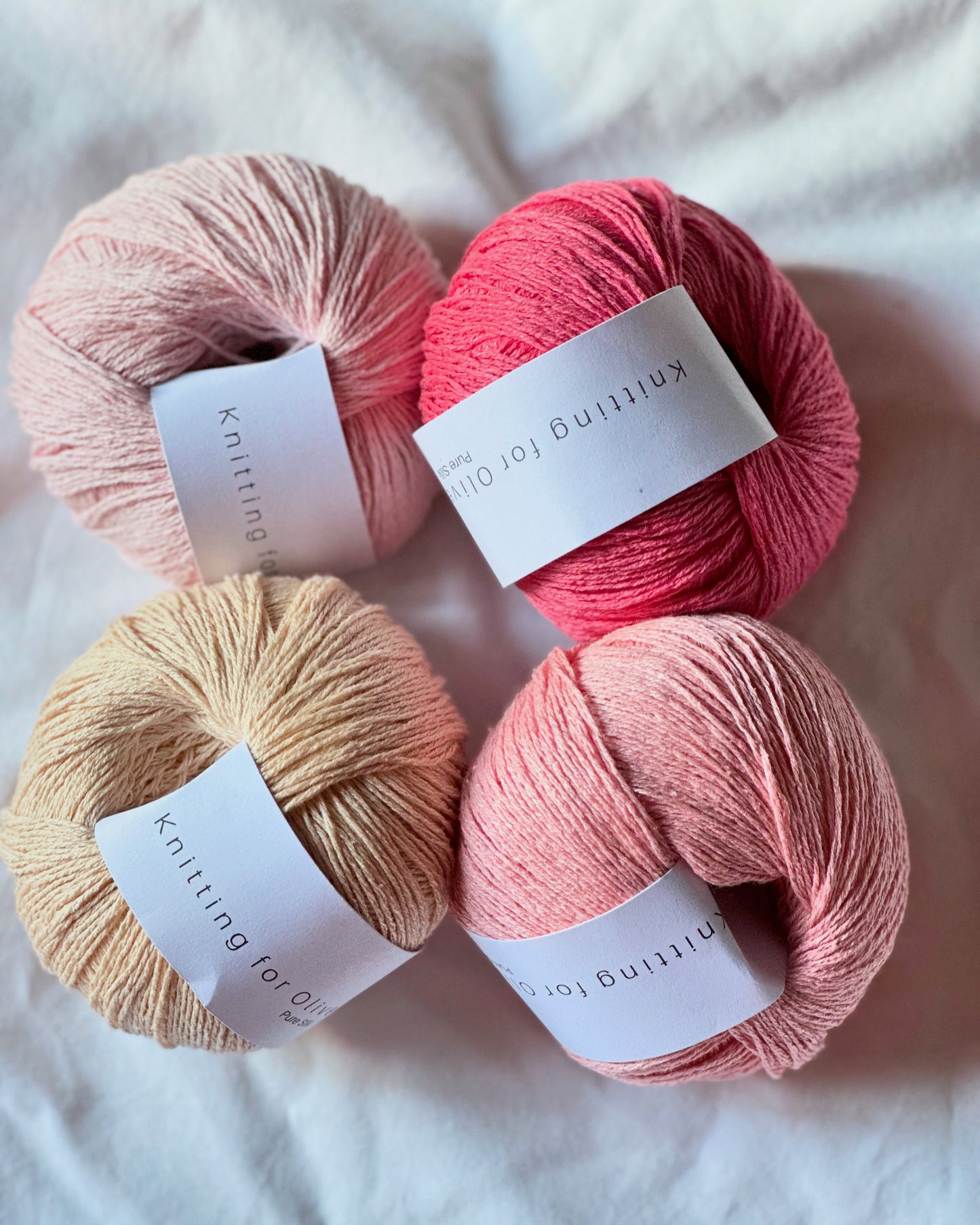 Kuvassa on Knitting for Olive Pure Silk -lankoja (yarn).