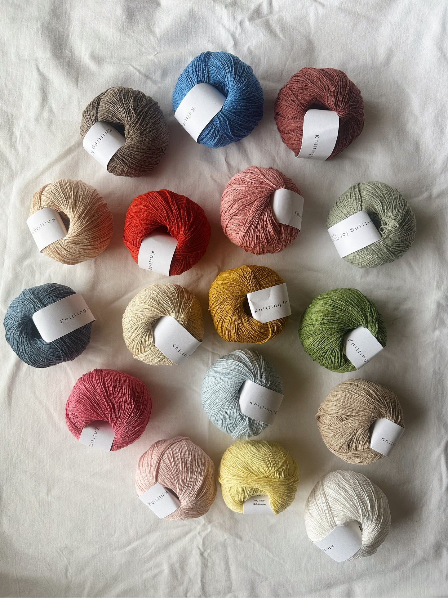 Kuvassa on Knitting for Olive Pure Silk -lankoja (yarn).