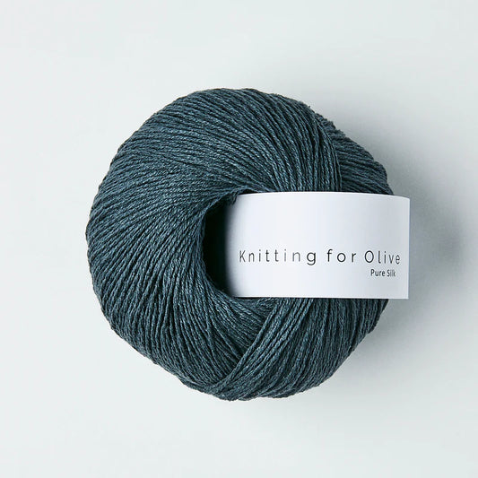 Kuvassa on Knitting for Olive Pure Silk -lanka värissä Deep Petroleum Blue.