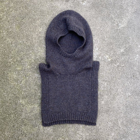 Kuvassa on Knitting for Olive (KFO) Winterhood -neuleohje (pattern).