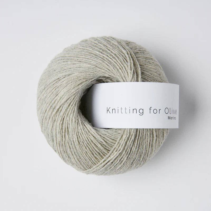 Kuvassa on Knitting for Olive Merino -lanka värissä Morning haze.