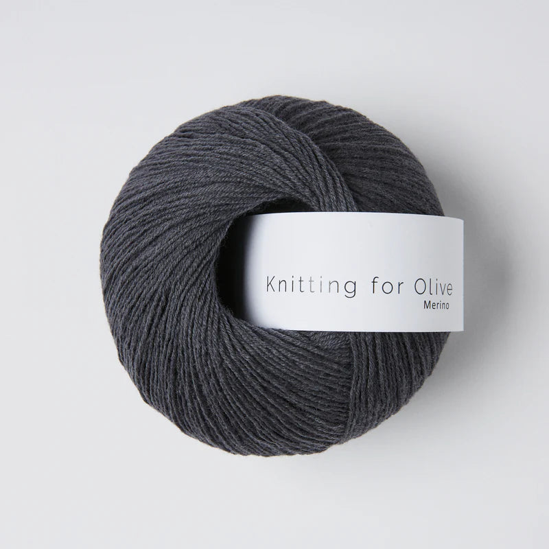 Kuvassa on Knitting for Olive Merino -lanka värissä midnight.