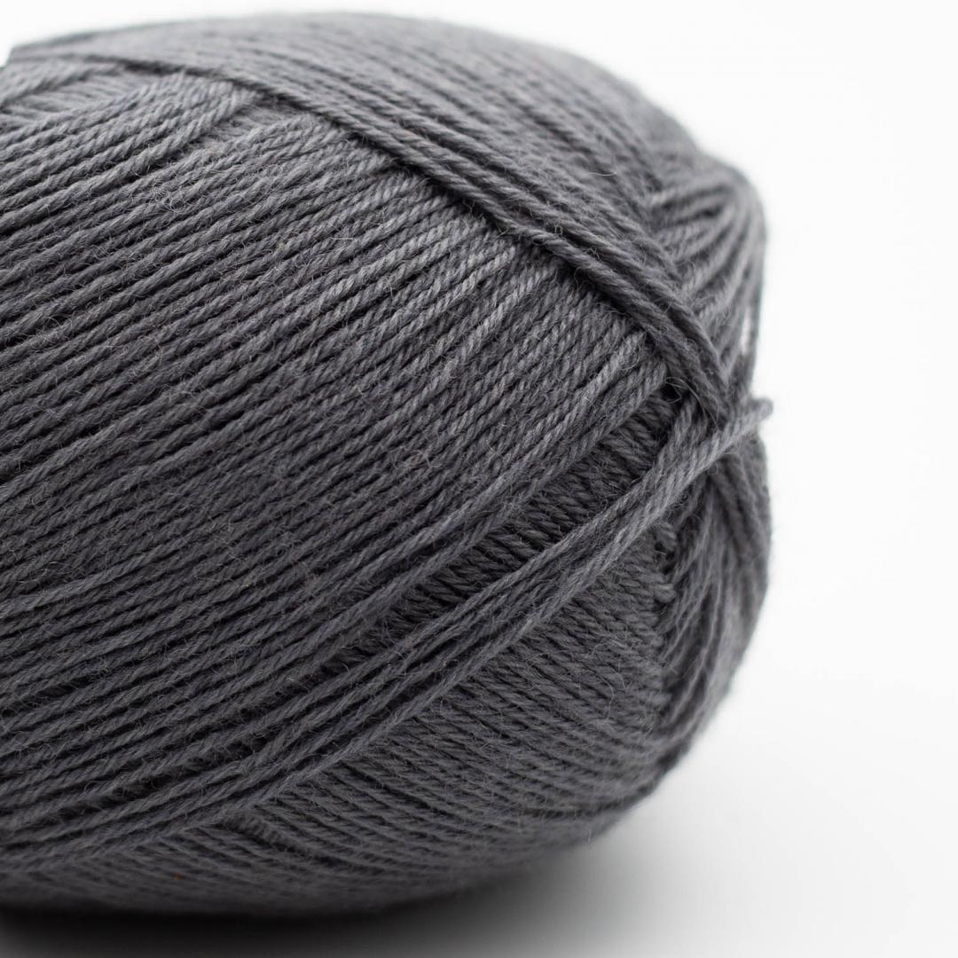 Kuvassa on Kremke Soul Wool Edelweiss Classic 4 Ply värissä Dark Grey.