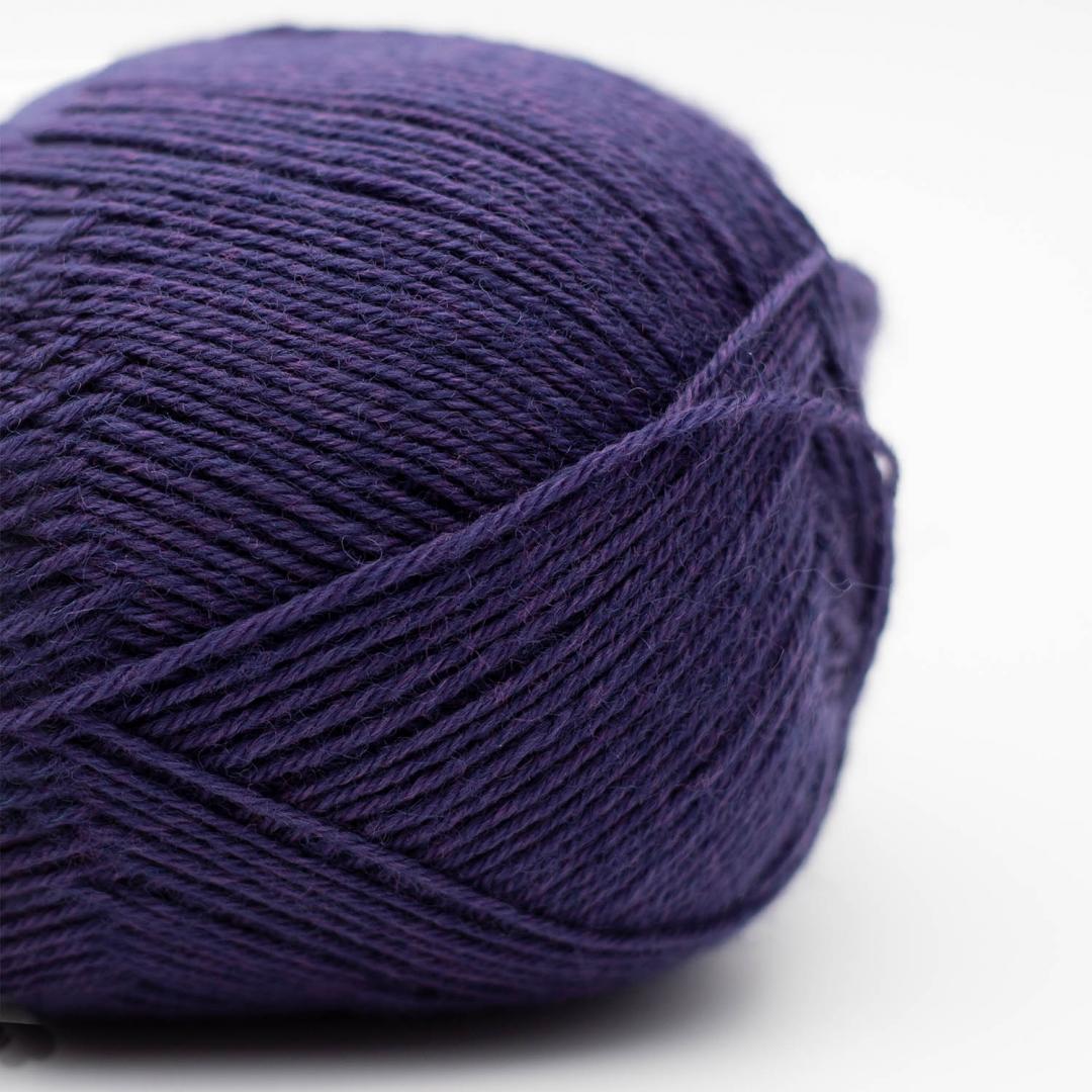 Kuvassa on Kremke Soul Wool Edelweiss Classic 4 Ply värissä Navy Blue.