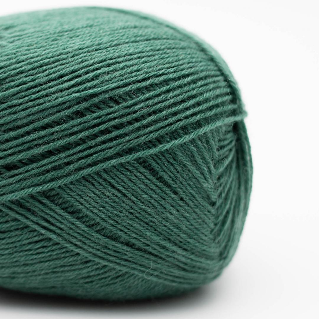 Kuvassa on Kremke Soul Wool Edelweiss Classic 4 Ply värissä Warm Green.