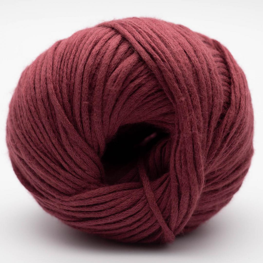 Kuvassa on Kremke Soul Wool Vegan Cashmere -lanka sävyssä Bordeaux red.