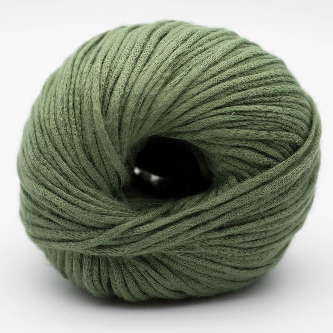 Kuvassa on Kremke Soul Wool Vegan Cashmere -lanka sävyssä Forest green.