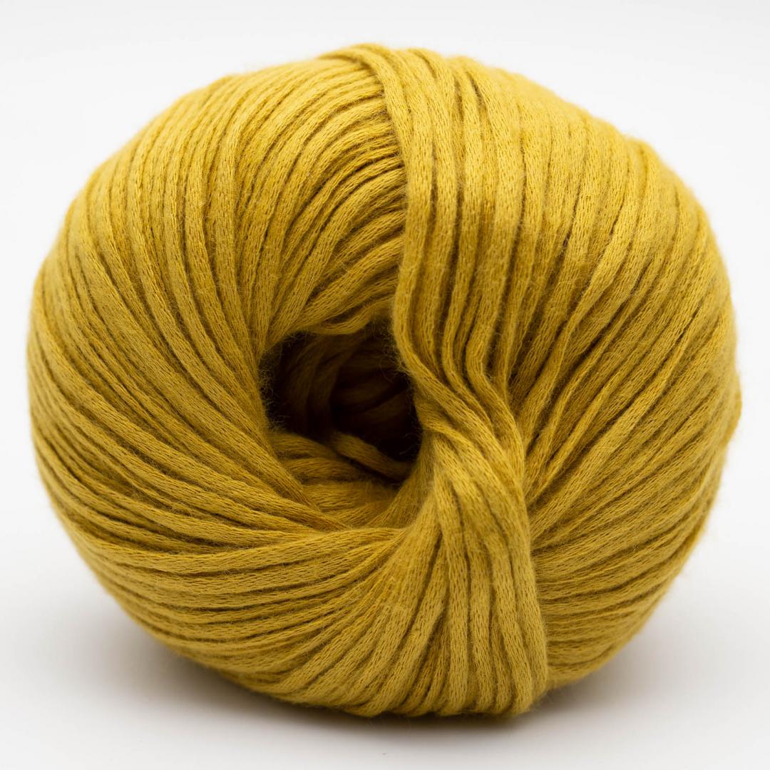 Kuvassa on Kremke Soul Wool Vegan Cashmere -lanka sävyssä Golden yellow.