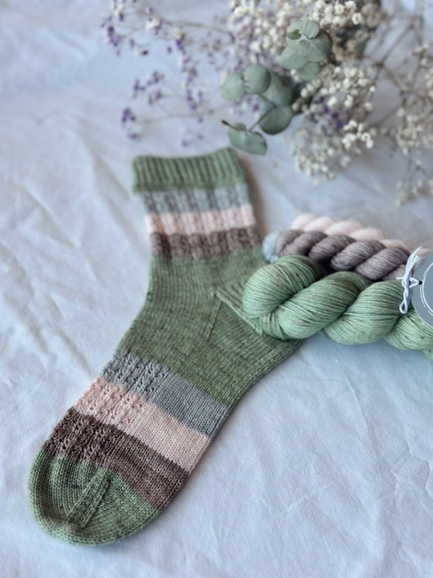 Kuvassa on Laurelknits Lauran suunnittelemat Armi-villasukat neulottuna Laurelknits Supersock-langalla.