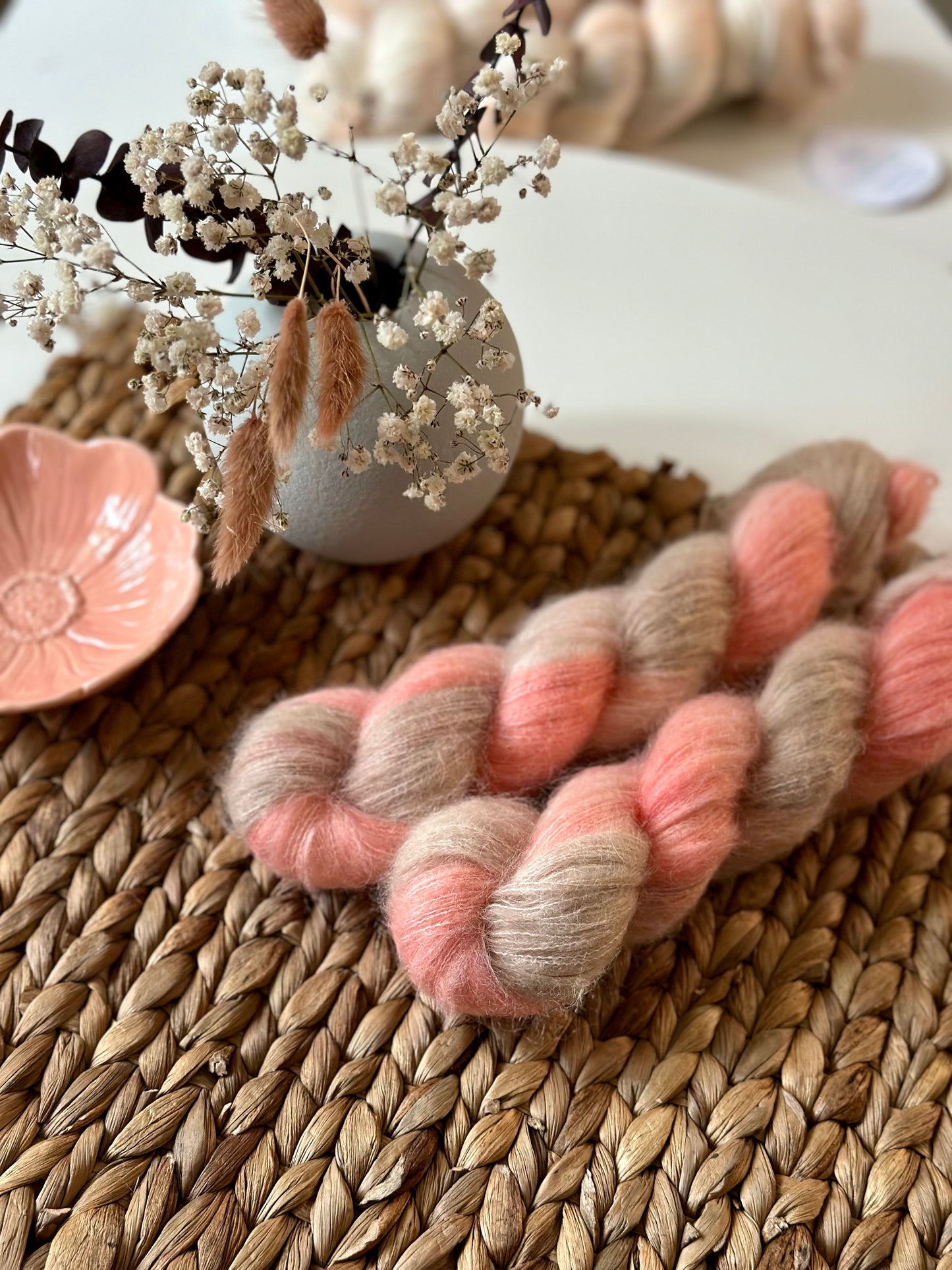 Kuvassa on Laurelknits Udu Lite -lanka (yarn) värissä Sunset.
