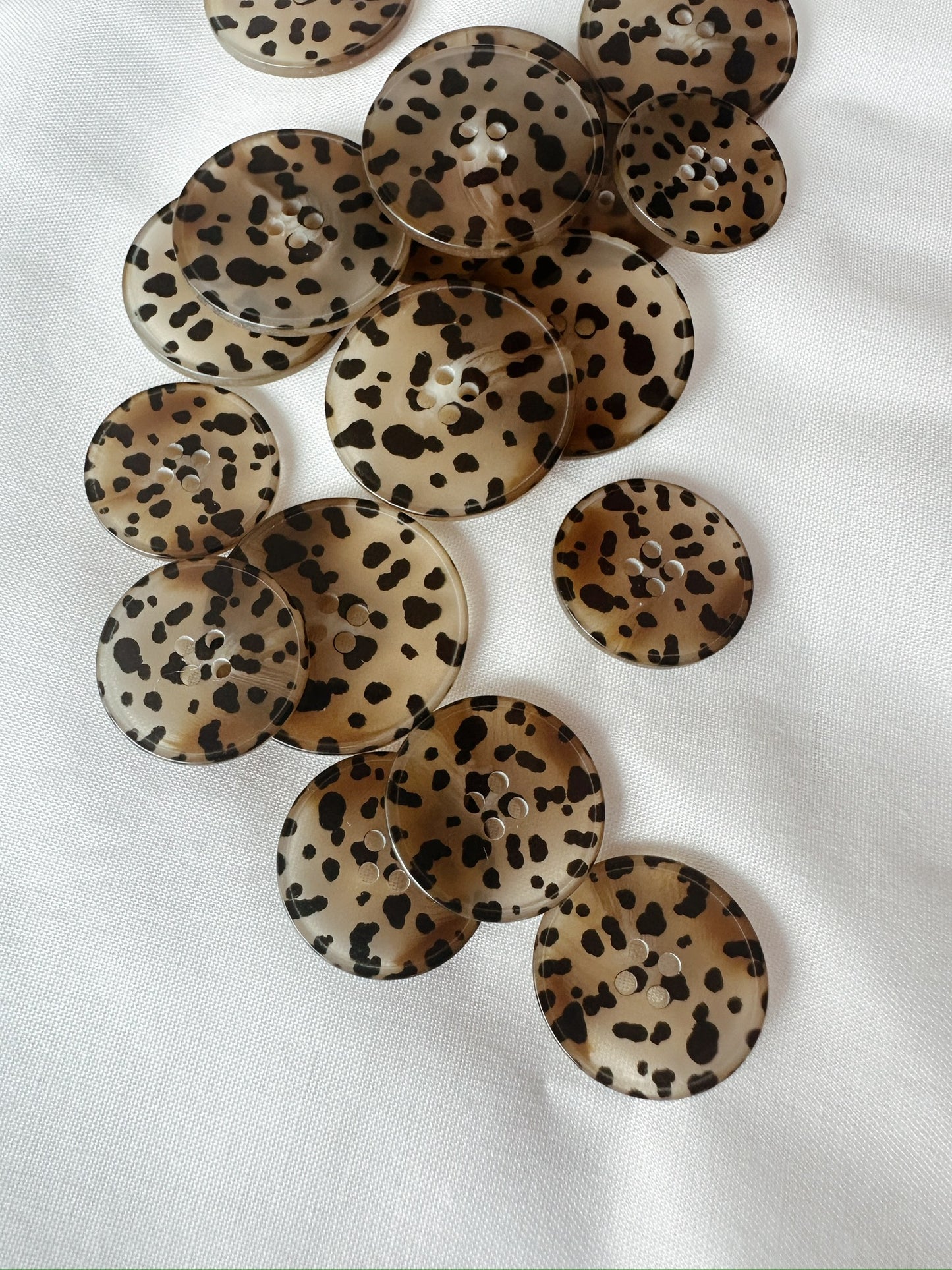 Kuvassa on leopardikuvioisia nappeja (buttons).
