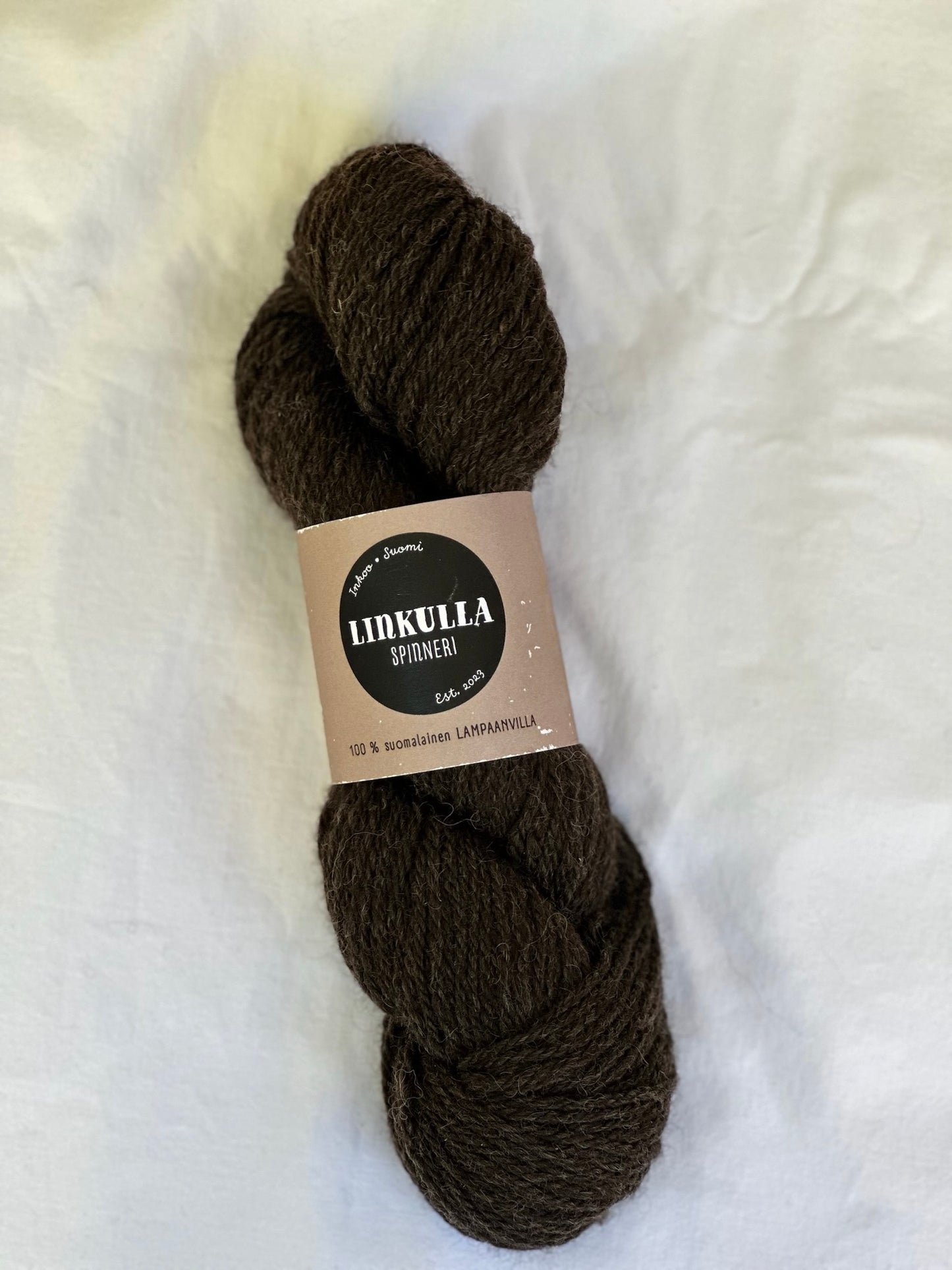 Kuvassa on Linkulla Spinneri villalanka 100g värissä tummanruskea.