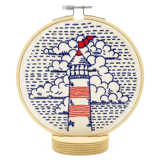 Kuvassa on majakka-aiheinen kirjontasetti (embroidery kit).