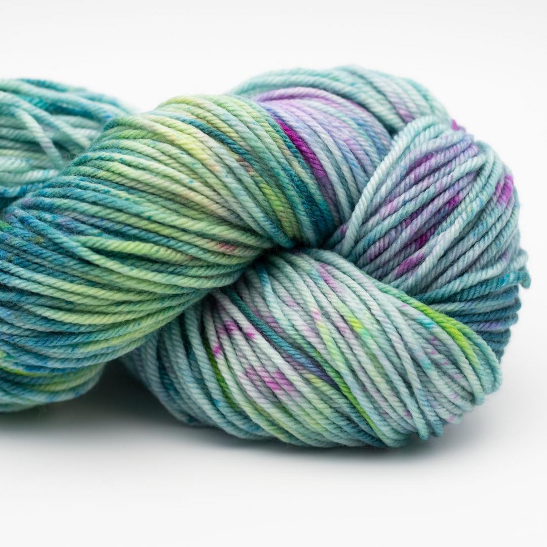 Kuvassa on Manos del Uruguay Alegria Grande Space Dyed Hand Dyed -sukkalanka värissä Orquidea.
