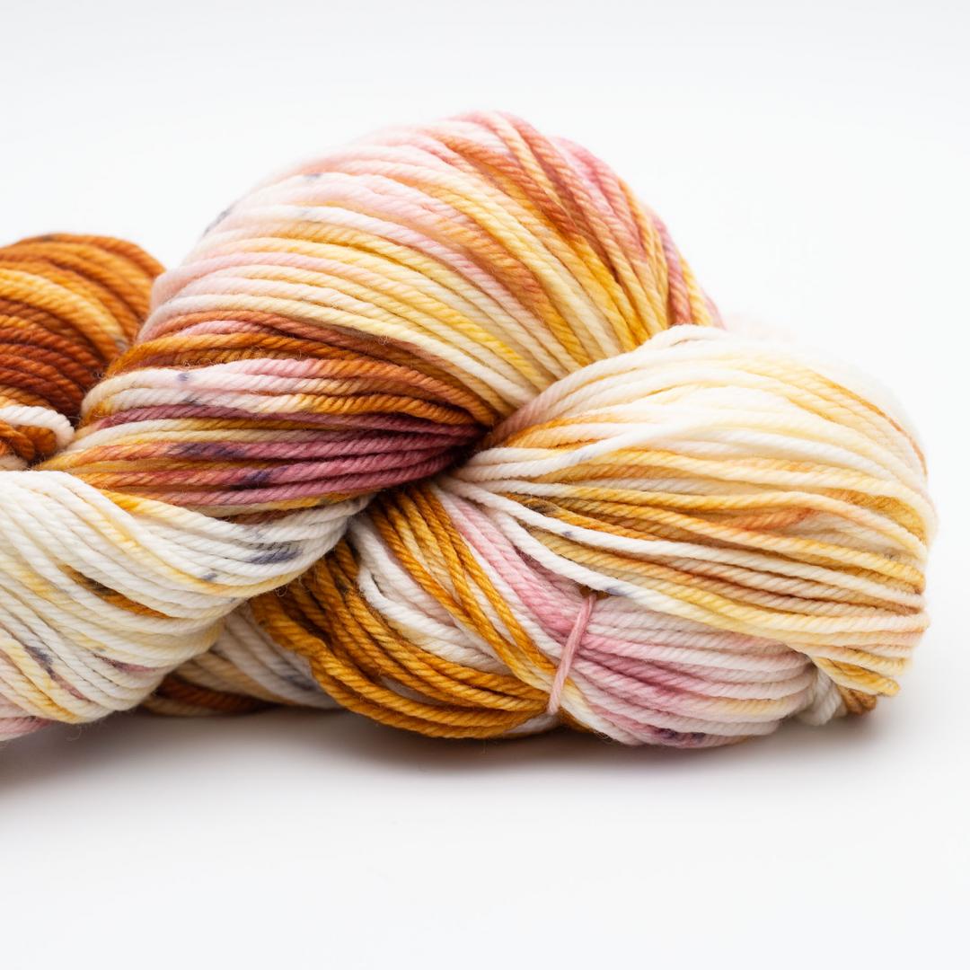 Kuvassa on Manos del Uruguay Alegria Grande Space Dyed Hand Dyed -sukkalanka värissä Peach and Chia.