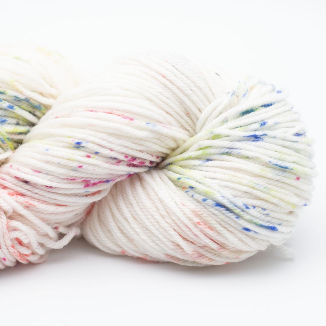 Kuvassa on Manos del Uruguay Alegria Grande Space Dyed Hand Dyed -sukkalanka värissä Happy.