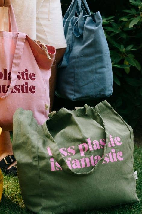 OMOM Less Plastic -projektikassi, johon mahtuu suuri neuleprojekti ja villapaita.