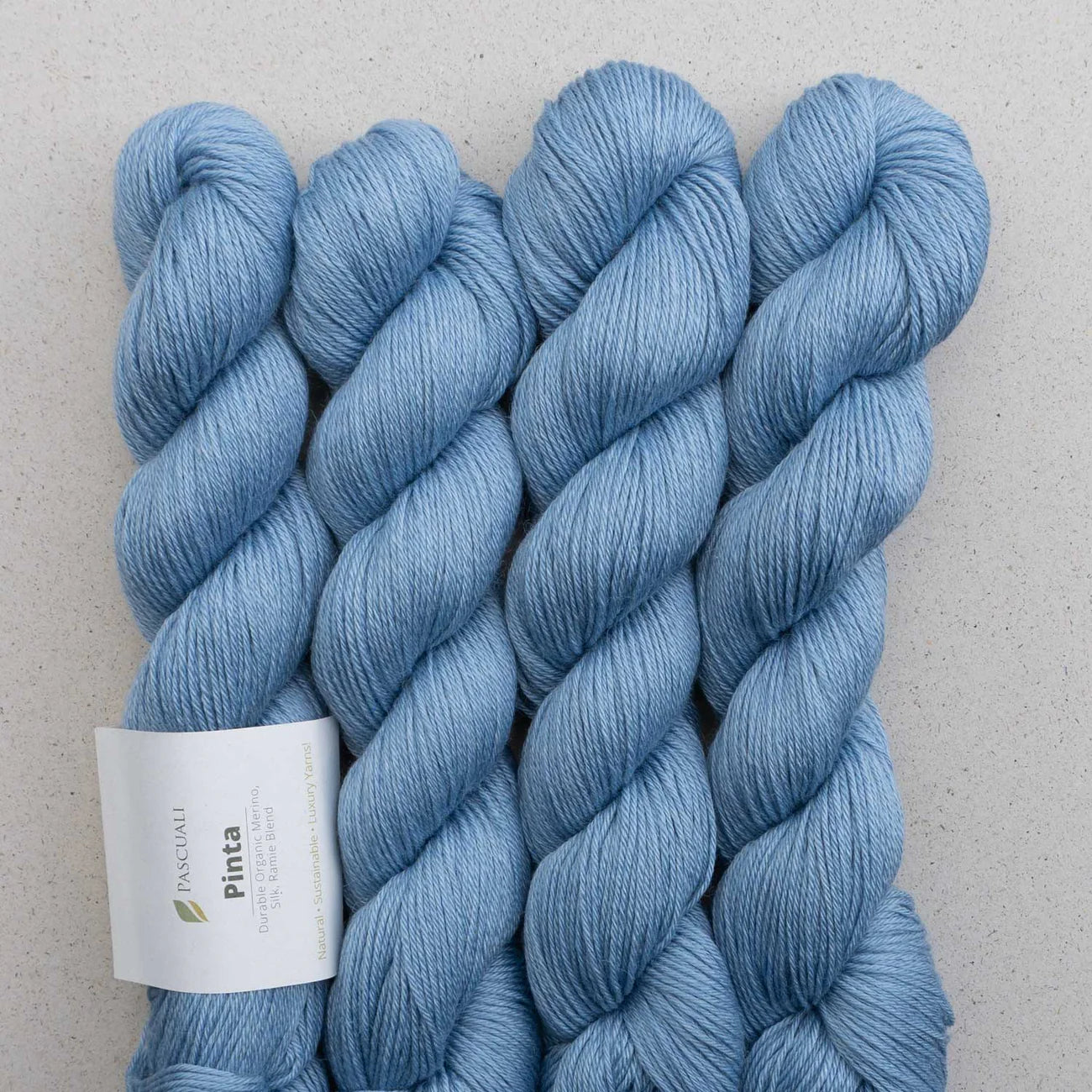 Kuvassa on Pascuali Pinta -lanka (yarn) värissä 101 Horizon.