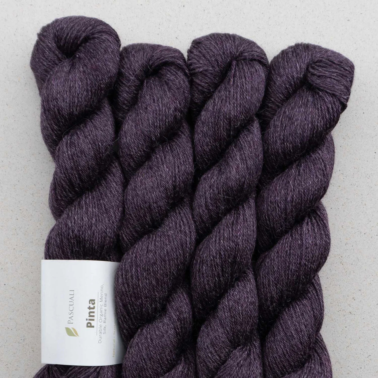 Kuvassa on Pascuali Pinta -lanka (yarn) värissä 111 Eggplant.