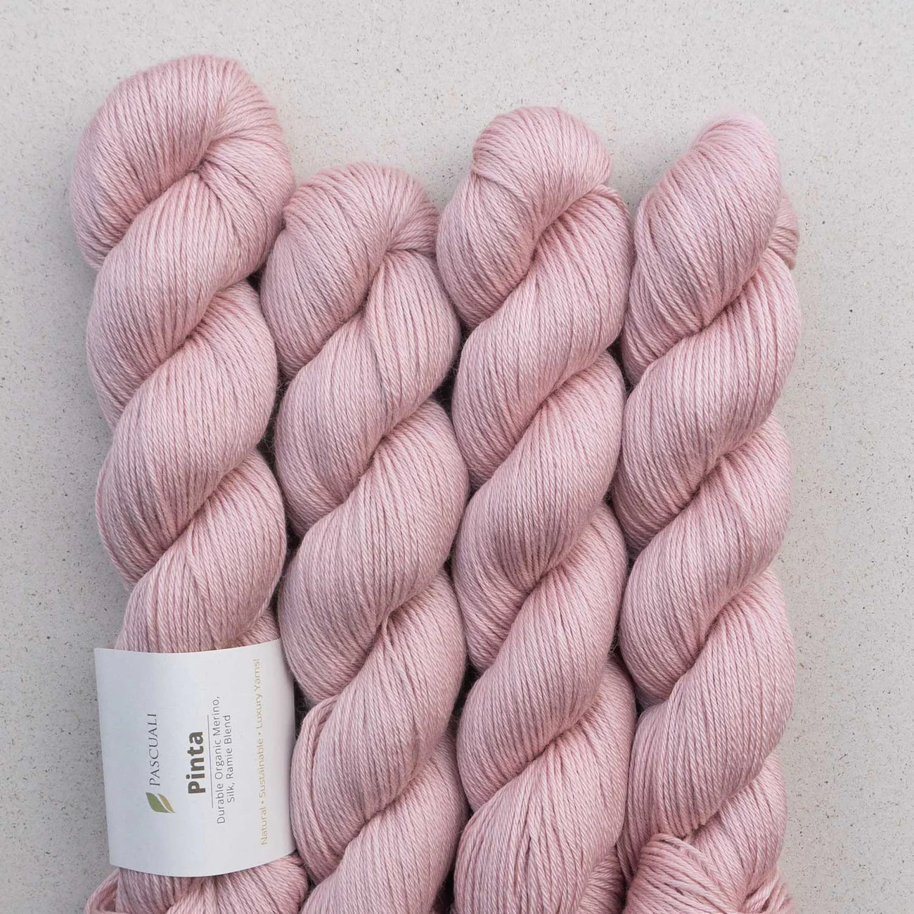 Kuvassa on Pascuali Pinta -lanka (yarn) värissä Peony.