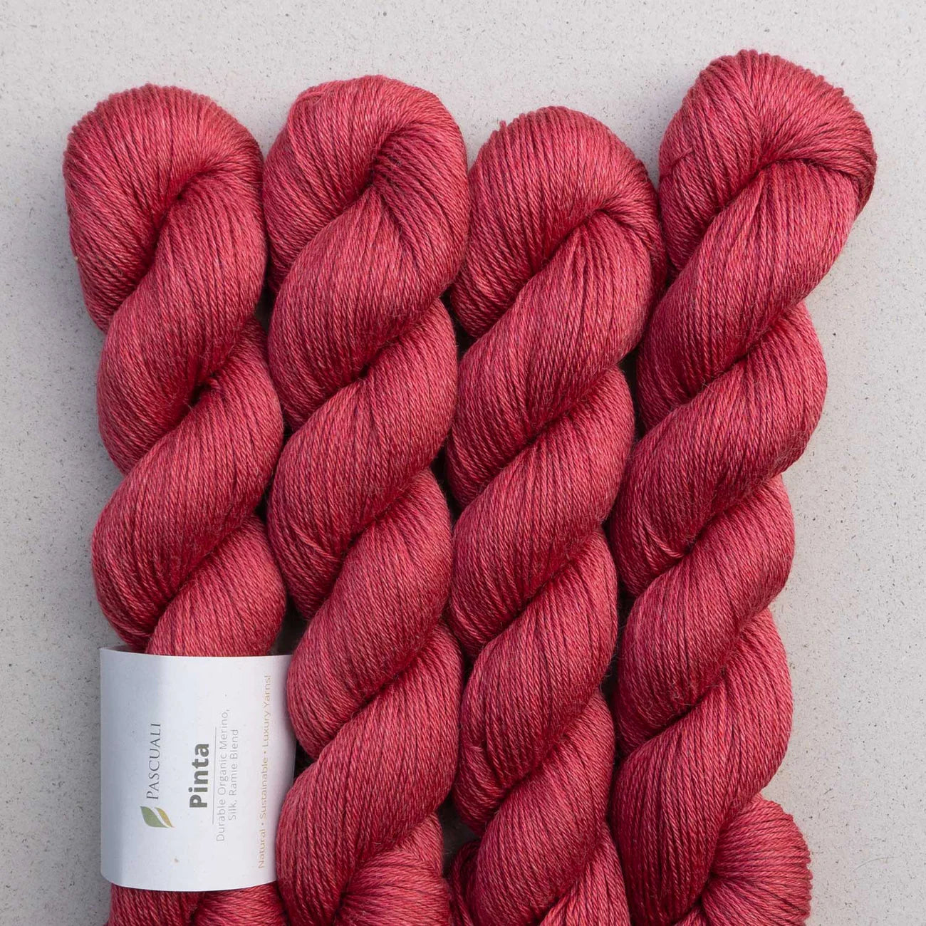 Kuvassa on Pascuali Pinta -lanka (yarn) värissä Coral.