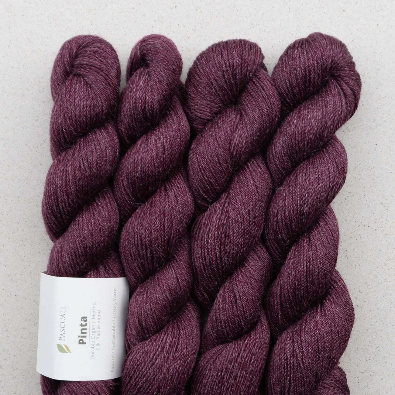 Kuvassa on Pascuali Pinta -lanka (yarn) värissä Burgundy.