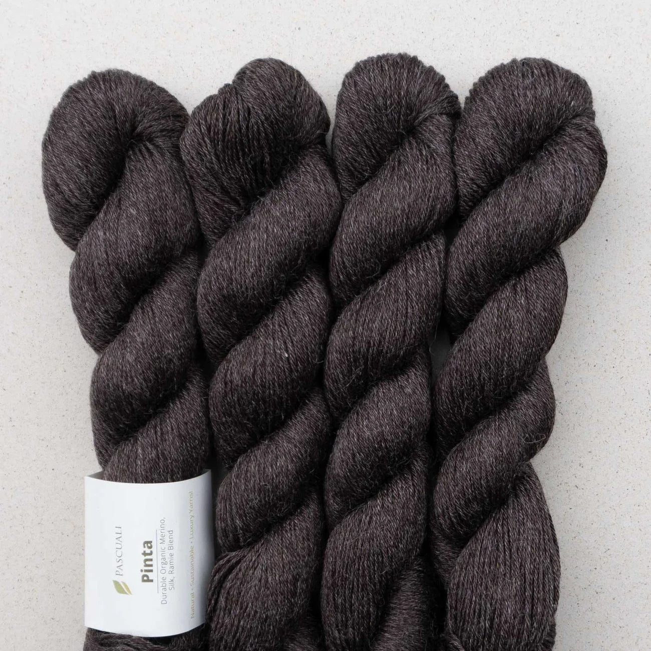 Kuvassa on Pascuali Pinta -lanka (yarn) värissä 119 Espresso.