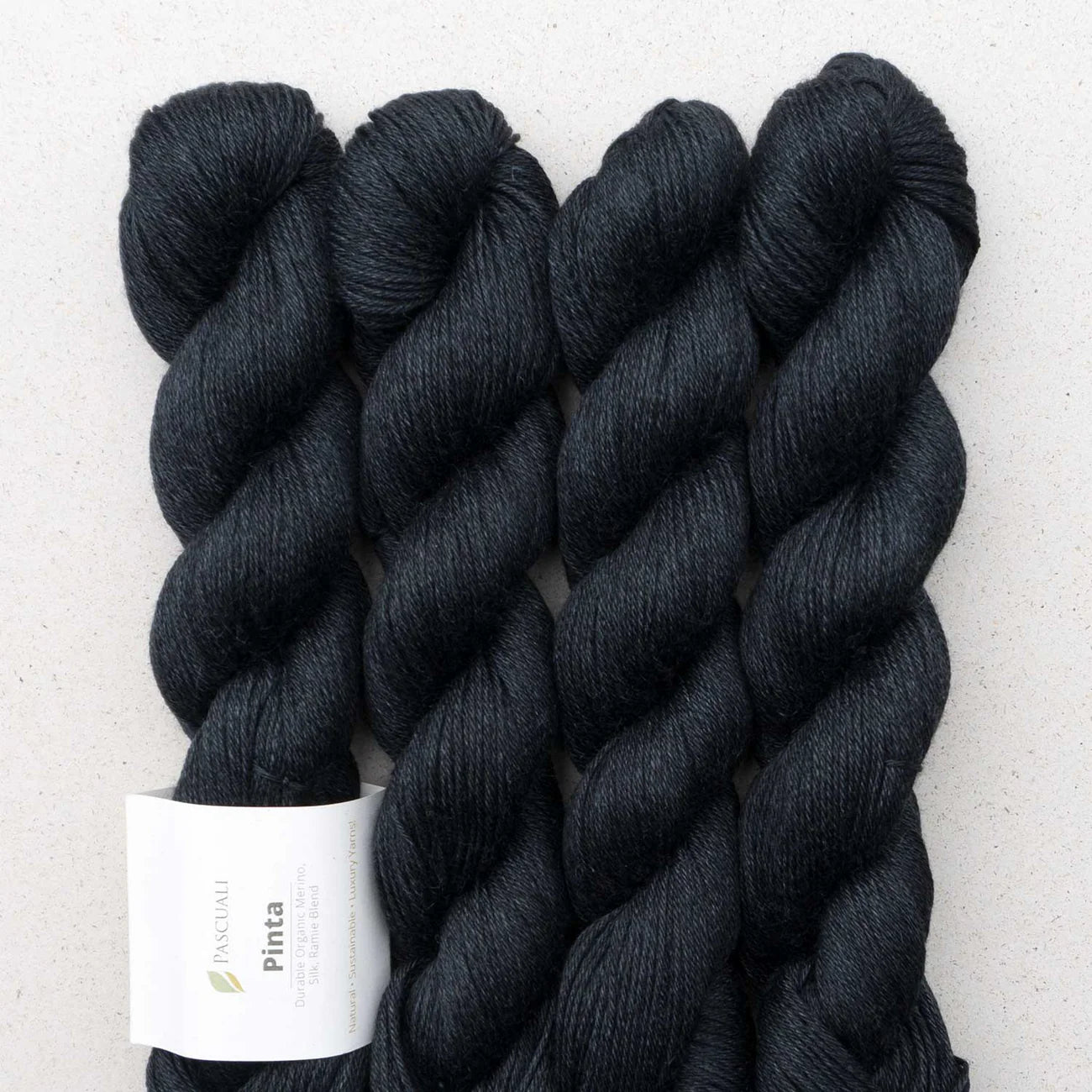 Kuvassa on Pascuali Pinta -lanka (yarn) värissä 120 Coal.