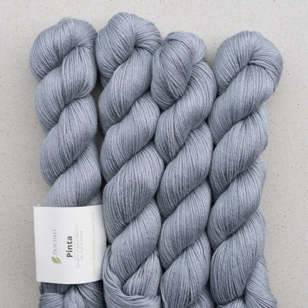 Kuvassa on Pascuali Pinta -lanka (yarn) värissä Silver.